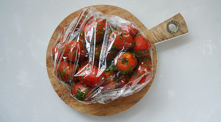 Малосольные помидоры в пакете, помещение пакета в холодильник
