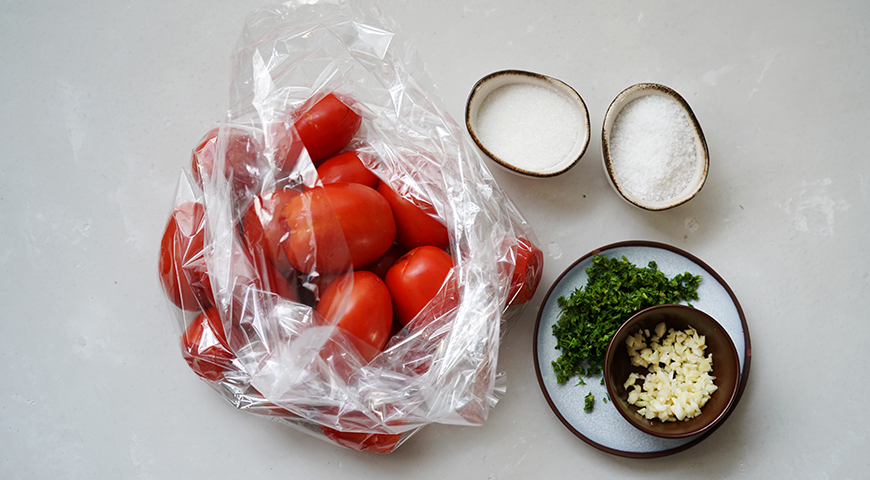 Малосольные помидоры в пакете, перемешивание ингредиентов в пакете