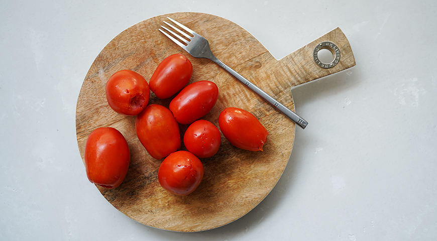 Малосольные помидоры в пакете, прокалывание помидоров вилкой