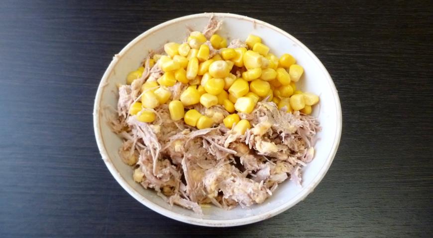 Фото приготовления рецепта: Сэндвичи с куриным мясом и кукурузой, шаг №2
