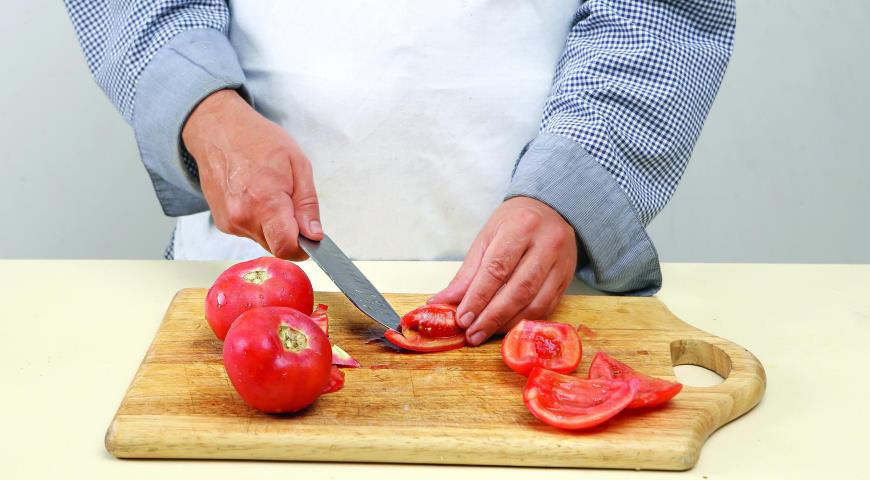 Фото приготовления рецепта: Марокканский салат из баклажанов и помидоров, шаг №3