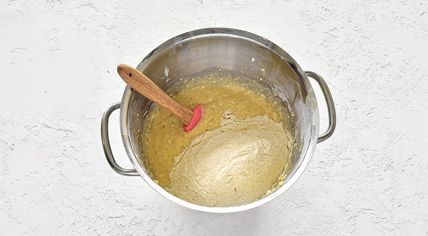 Фото приготовления рецепта: Творожно-банановый кекс, шаг №4