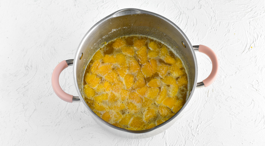 Фото приготовления рецепта: Варенье из клюквы с апельсином, шаг №3