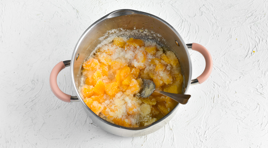 Фото приготовления рецепта: Варенье из клюквы с апельсином, шаг №2