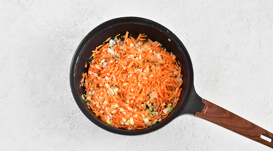 Фото приготовления рецепта: Рассольник с рисом и томатной пастой, шаг №2