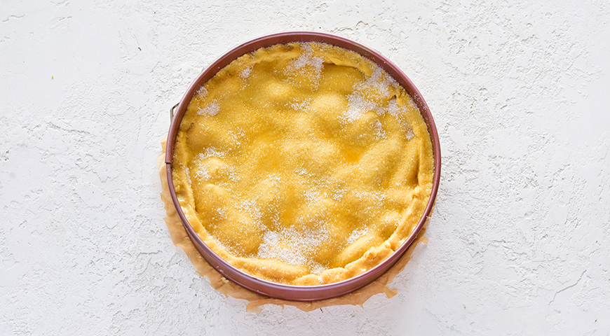 Фото приготовления рецепта: Песочный пирог с творогом и яблоками , шаг №5