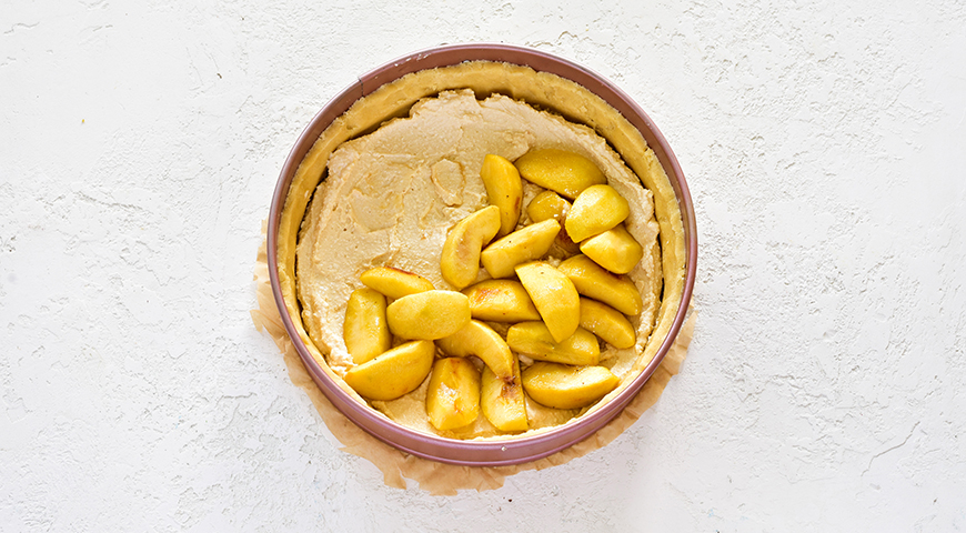 Фото приготовления рецепта: Песочный пирог с творогом и яблоками , шаг №4