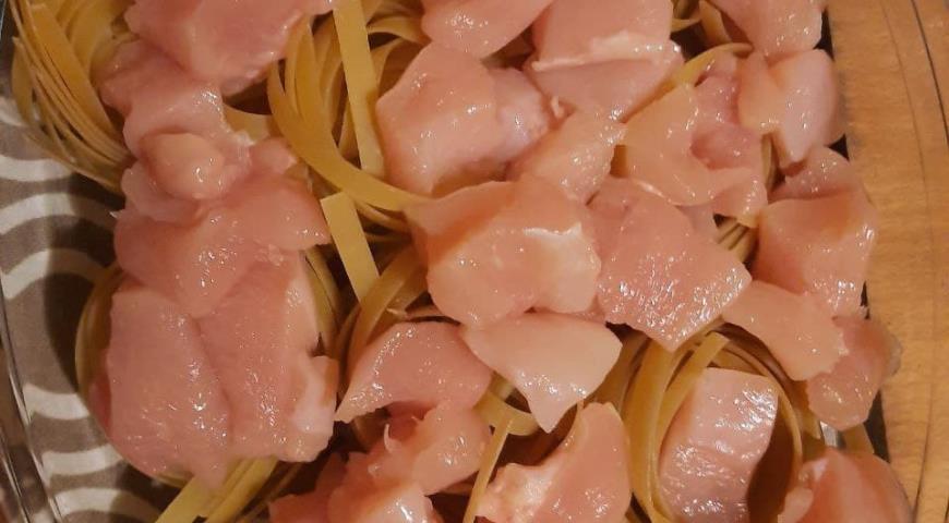 Фото приготовления рецепта: Паста с курочкой и грибами в сливочном соусе в одной посуде! , шаг №3