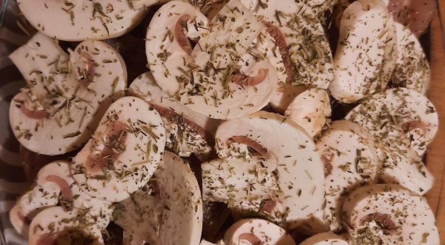 Фото приготовления рецепта: Паста с курочкой и грибами в сливочном соусе в одной посуде! , шаг №4
