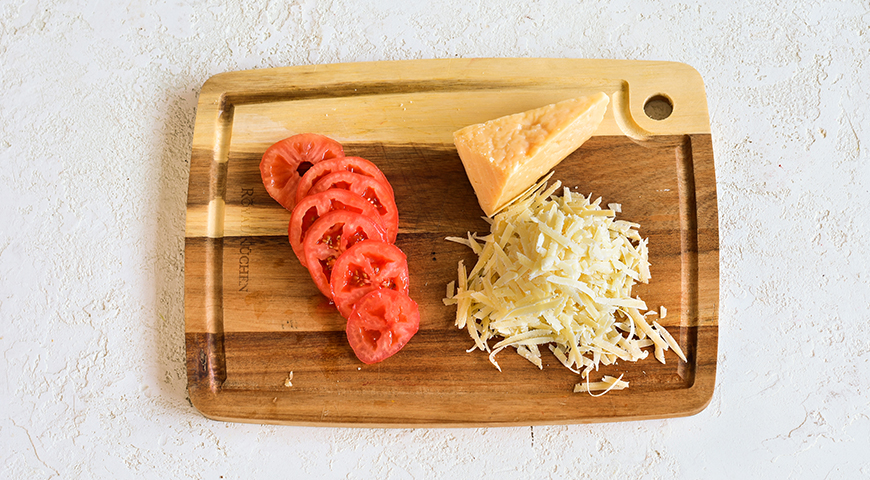 Горбуша в духовке с помидорами и сыром