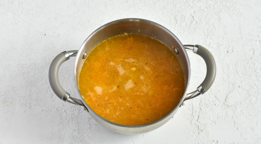 Фото приготовления рецепта: Рыбный суп с гречкой, шаг №3