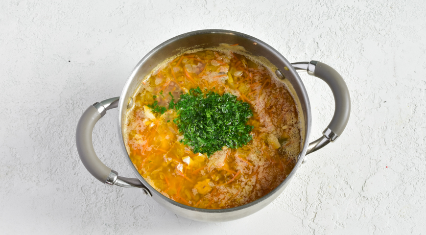 Фото приготовления рецепта: Рыбный суп с гречкой, шаг №5