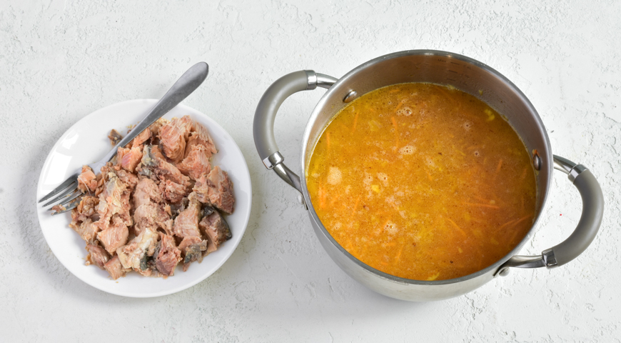 Фото приготовления рецепта: Рыбный суп с гречкой, шаг №4