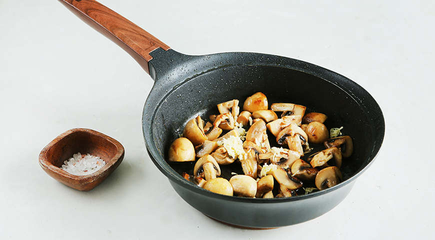 Фото приготовления рецепта: Наивкуснейшие грудки на сковороде с грибами, шаг №4