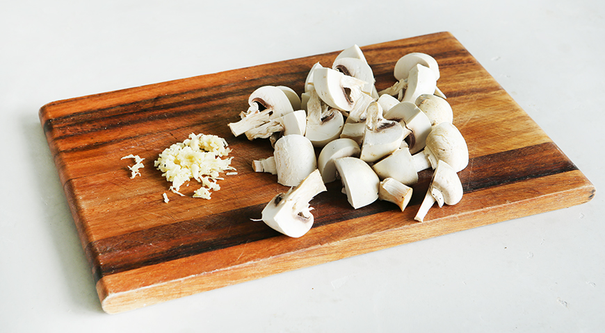 Фото приготовления рецепта: Наивкуснейшие грудки на сковороде с грибами, шаг №2