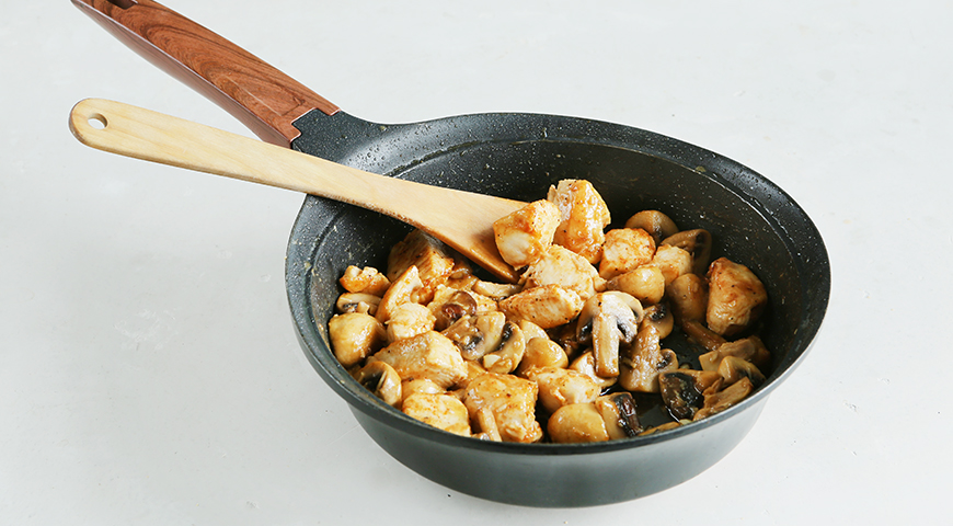 Фото приготовления рецепта: Наивкуснейшие грудки на сковороде с грибами, шаг №5