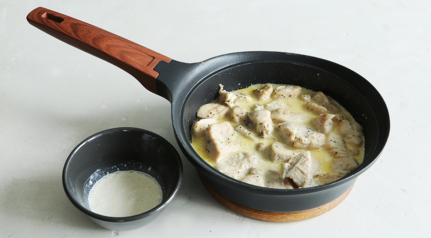Фото приготовления рецепта: Куриные грудки в сливочном соусе на сковороде, шаг №5