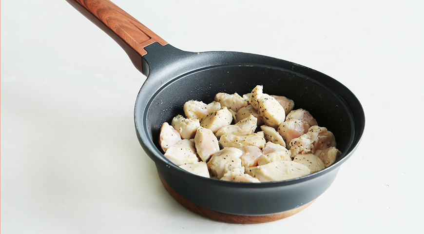 Фото приготовления рецепта: Куриные грудки в сливочном соусе на сковороде, шаг №2