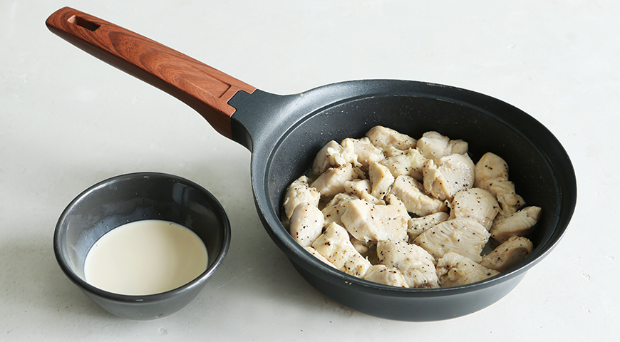 Фото приготовления рецепта: Куриные грудки в сливочном соусе на сковороде, шаг №4