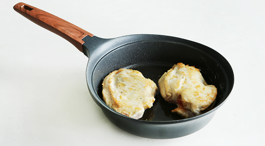 Фото приготовления рецепта: Куриные грудки с сыром на сковороде, шаг №5