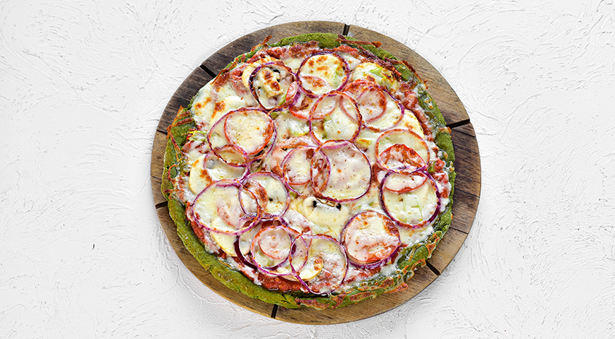 Зеленая ПП пицца, добавление сыра и выпекание