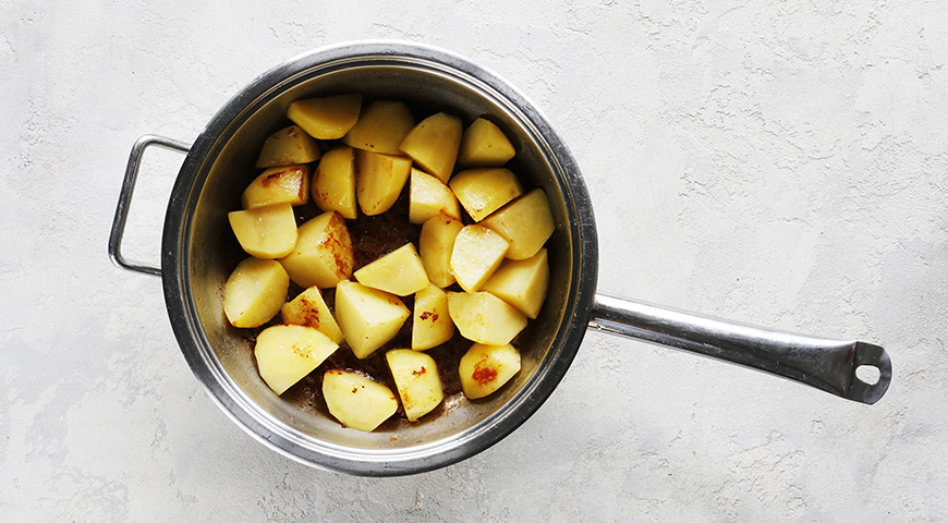Фото приготовления рецепта: Тушеная картошка с индейкой, шаг №5