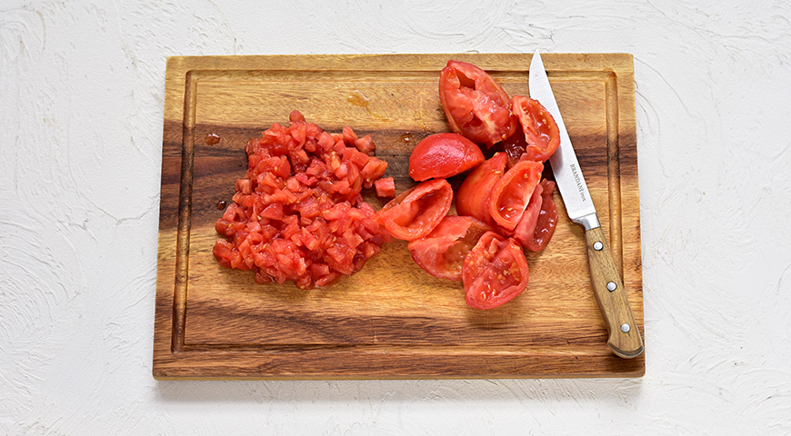 Мидии в томатном соусе, нарезка помидоров