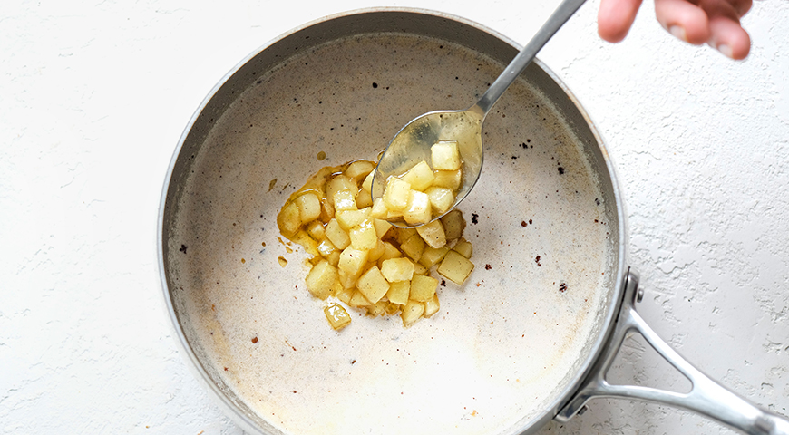 Фото приготовления рецепта: Сладкий молочный суп с гречкой, яблоками, медом и корицей, шаг №4