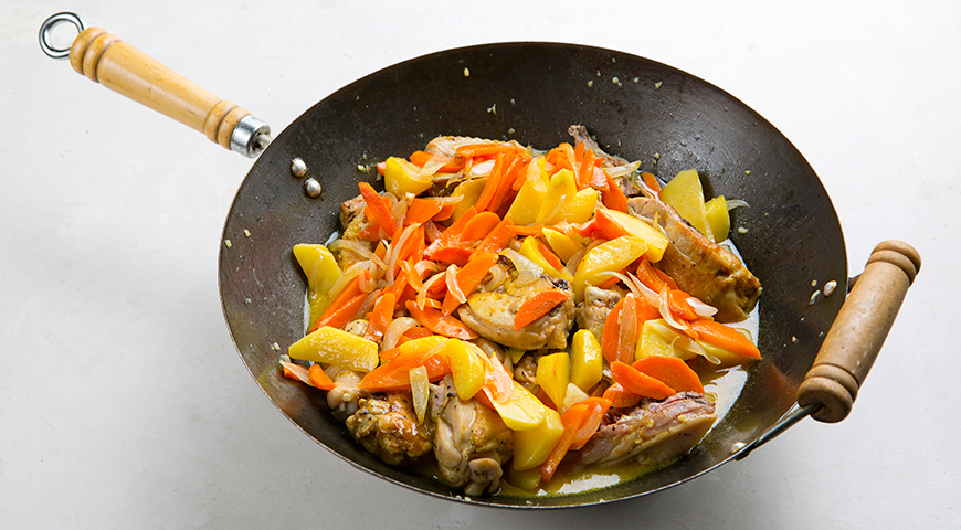 Фото приготовления рецепта: Самый простой тайский зеленый карри с курицей, шаг №5