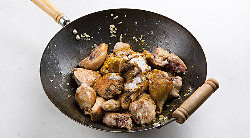 Фото приготовления рецепта: Филиппинский желтый карри из целой курицы, шаг №4