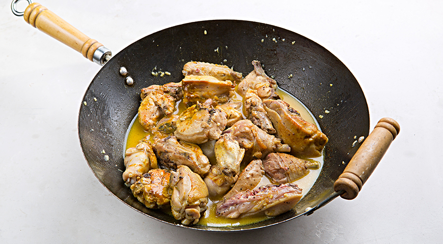 Фото приготовления рецепта: Филиппинский желтый карри из целой курицы, шаг №5