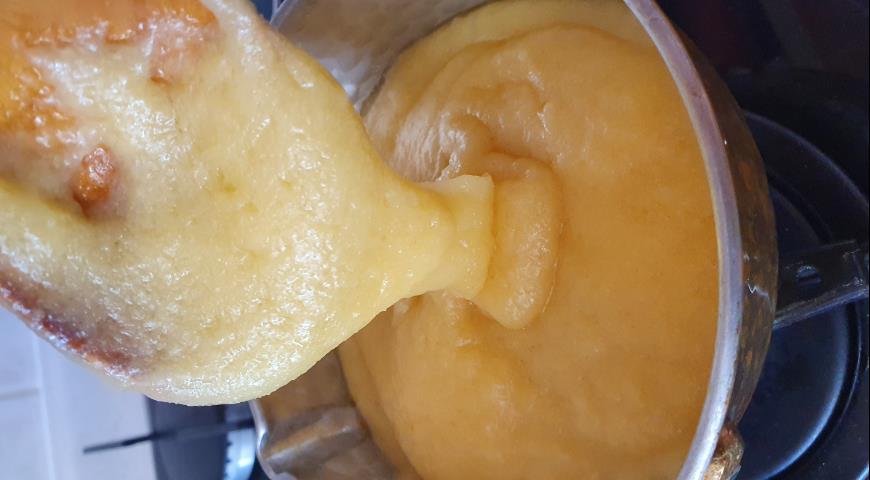 Фото приготовления рецепта: Сырный соус мыхлама (мухлама, куймак), шаг №3