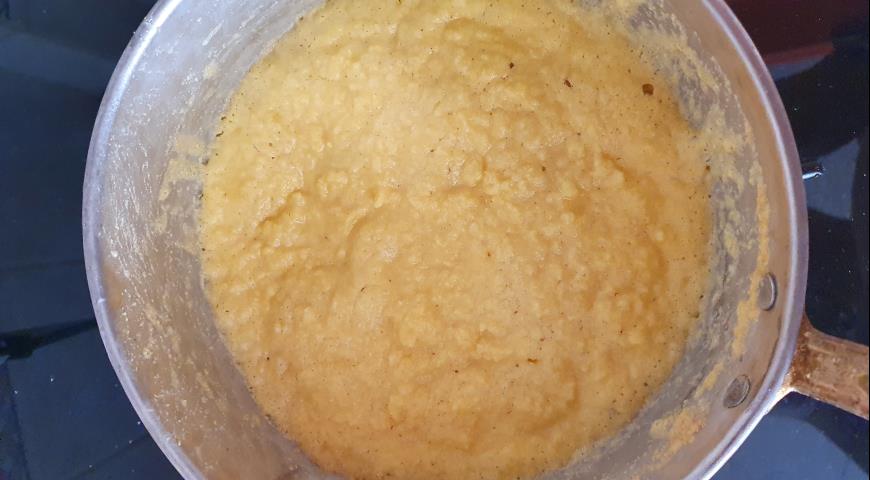 Фото приготовления рецепта: Сырный соус мыхлама (мухлама, куймак), шаг №2