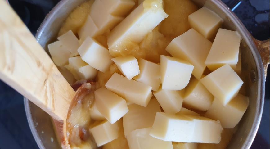 Фото приготовления рецепта: Сырный соус мыхлама (мухлама, куймак), шаг №4