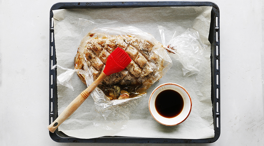 Фото приготовления рецепта: Свиной карбонад в рукаве с медом и розмарином, шаг №7