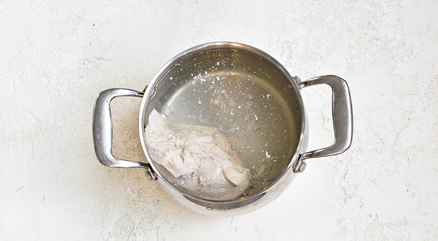 Фото приготовления рецепта:  Салат «Нежность» с курицей, черносливом и грецкими орехами, шаг №1