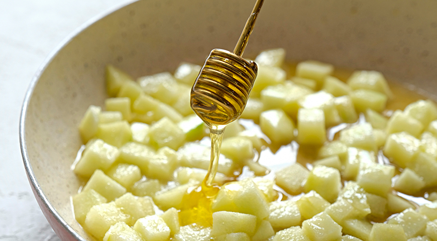 Фото приготовления рецепта: Сладкий молочный суп с гречкой, яблоками, медом и корицей, шаг №1