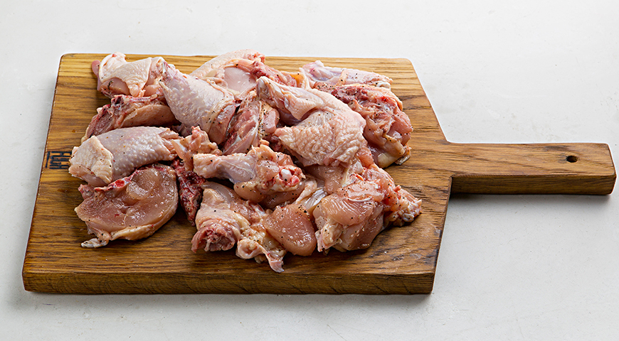 Фото приготовления рецепта: Филиппинский желтый карри из целой курицы, шаг №1