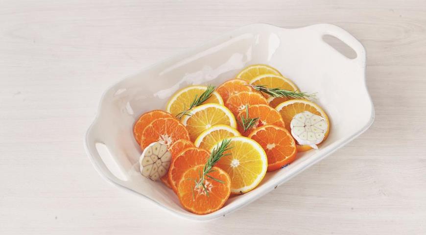 Нарежьте апельсины и мандарины толстыми кольцами.