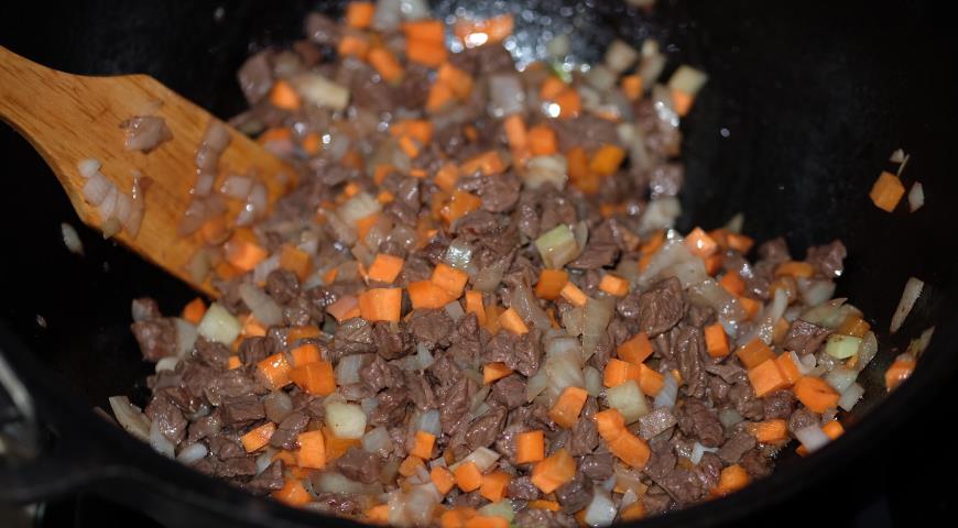 Добавить к мясу лук и морковь. Посолить