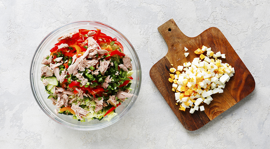 Фото приготовления рецепта: Салат с тунцом и пекинской капустой, шаг №4