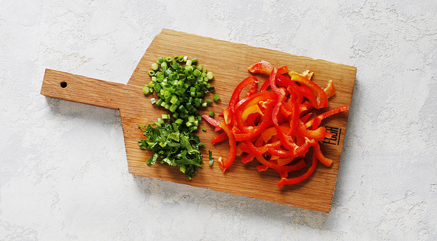 Фото приготовления рецепта: Салат с тунцом и пекинской капустой, шаг №3