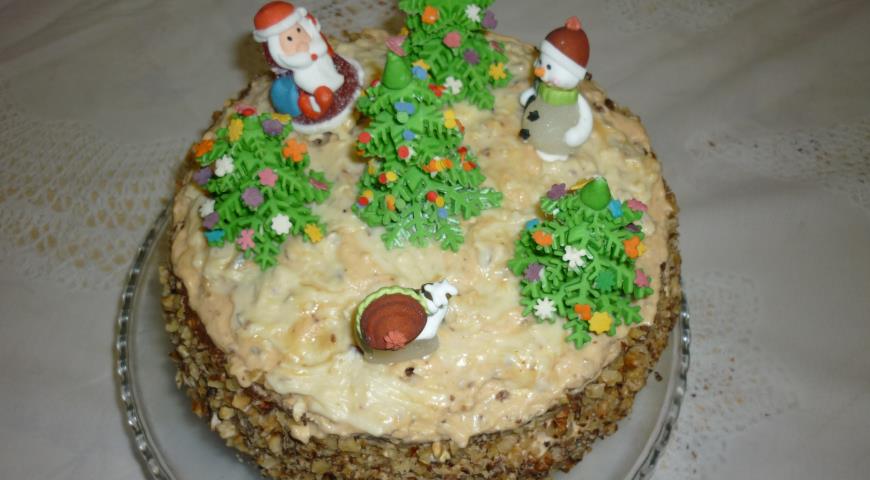 Новогодний ореховый торт украсить сахарными посыпками и елочками