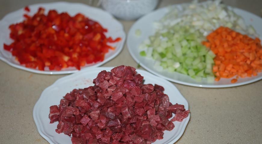 Подготовить овощи и мясо для лагмана с готовой лапшой