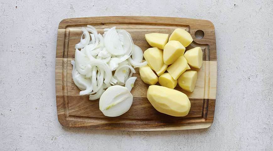 Бешбармак, нарезка лука и картофеля