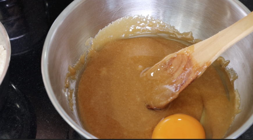 Фото приготовления рецепта: Классический медовик со сметанным кремом, шаг №1