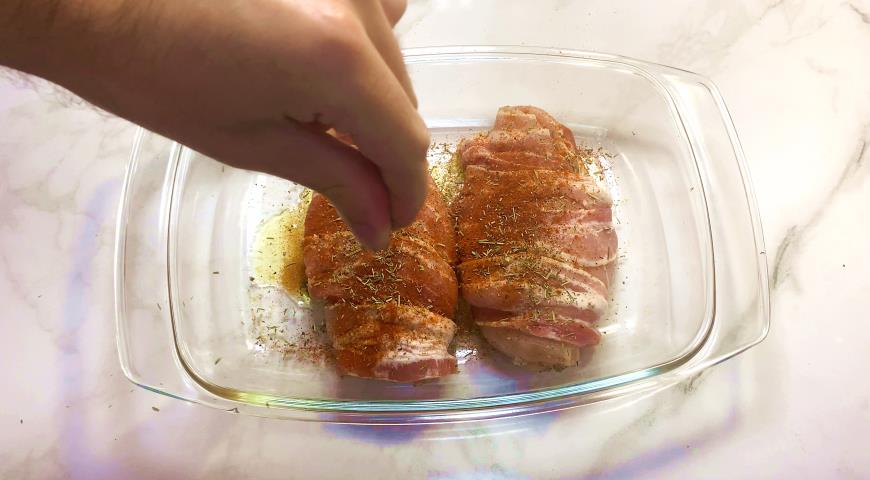 Фото приготовления рецепта: Куриные конвертики с помидорами в беконе, шаг №5