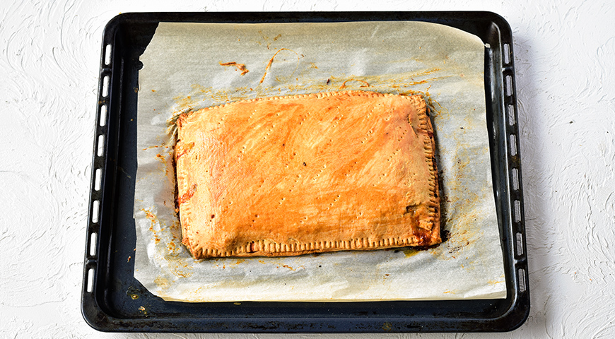 Фото приготовления рецепта: Пирог с мясными консервами, кукурузой и оливками, шаг №9