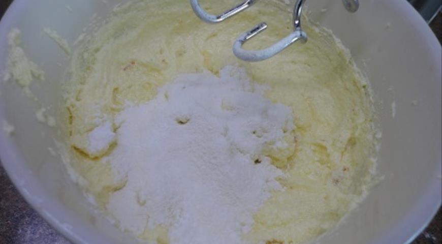 Фото приготовления рецепта: Ореховый пирог с вишней, шаг №3