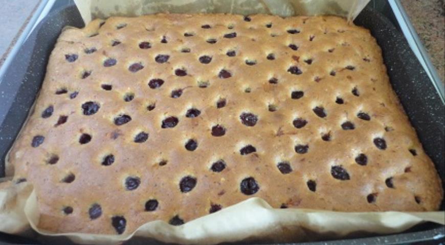 Фото приготовления рецепта: Ореховый пирог с вишней, шаг №6